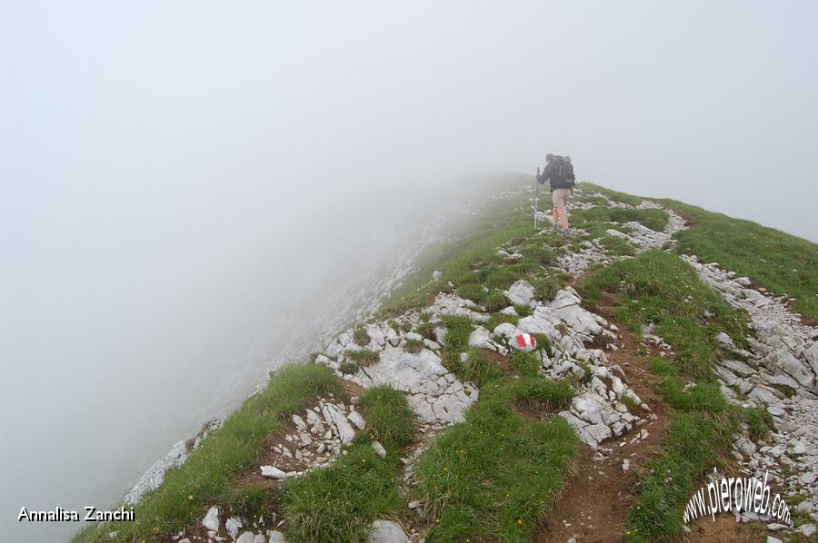 10 In cresta tra la nebbia.JPG